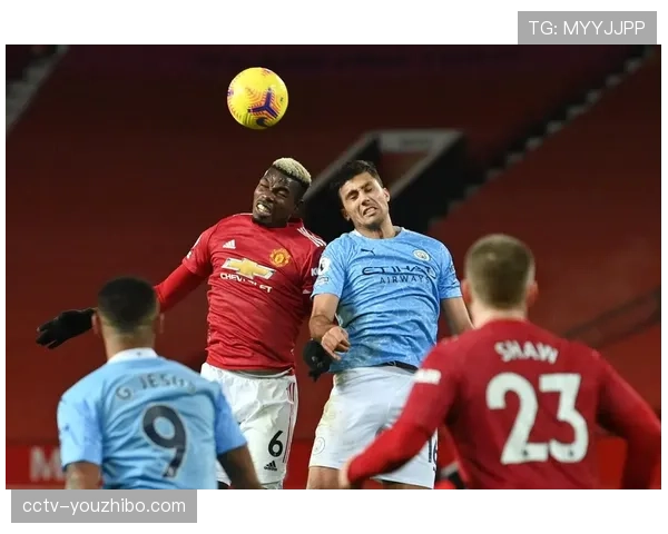 现场:大雨中的德比,曼彻斯特两队球员场上寸土必争